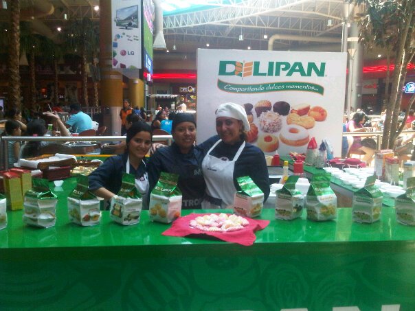 Junto a Delipan en el Mall del Sol